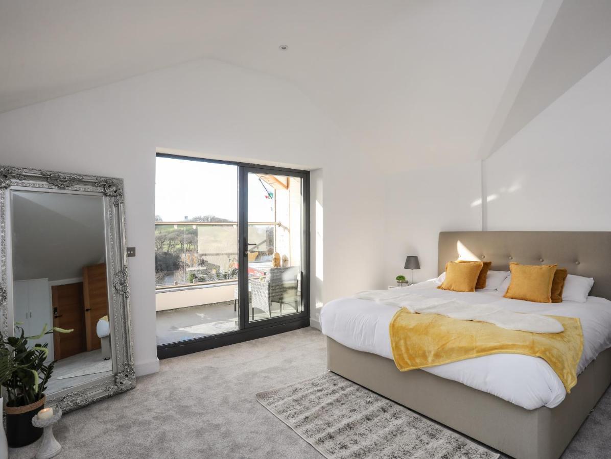 Bryn Min Manton Penthouse Apartment *