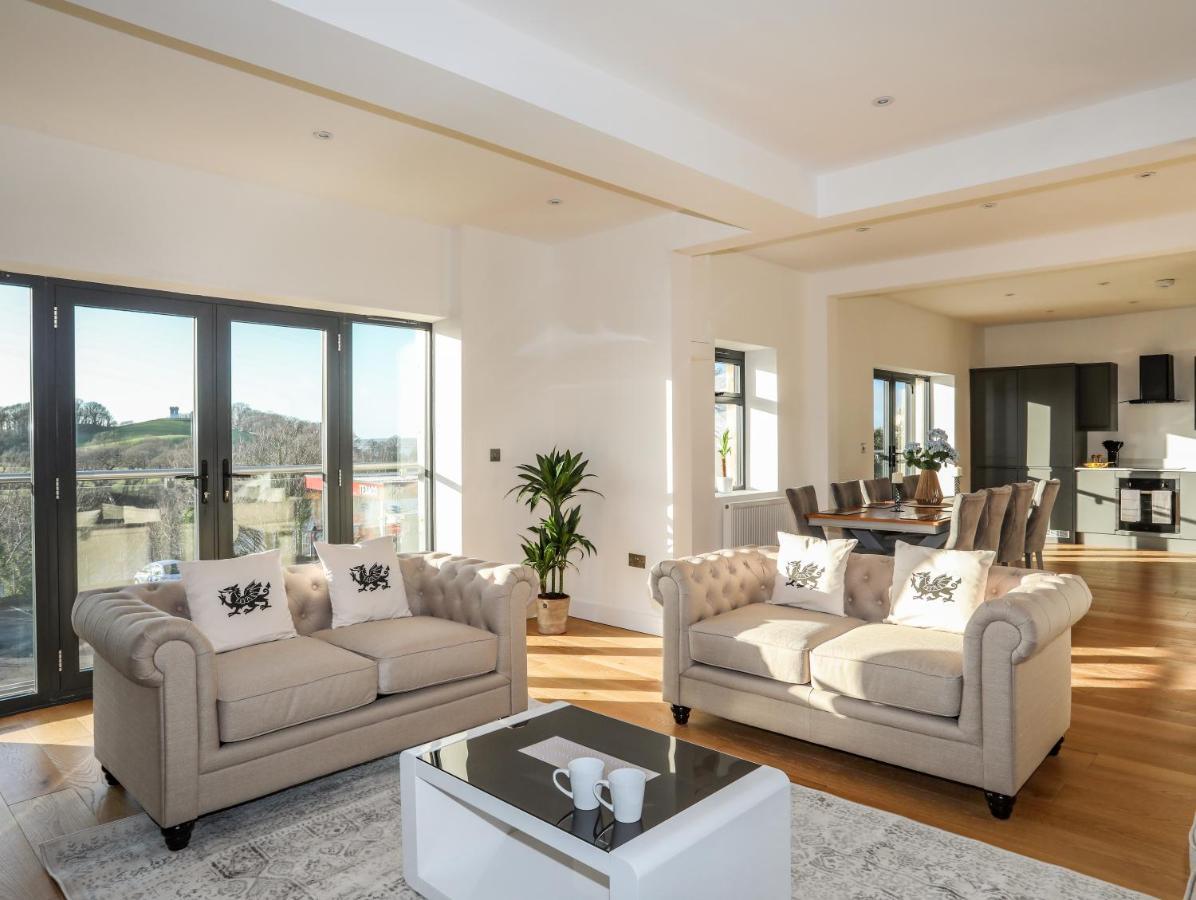 Bryn Min Manton Penthouse Apartment *